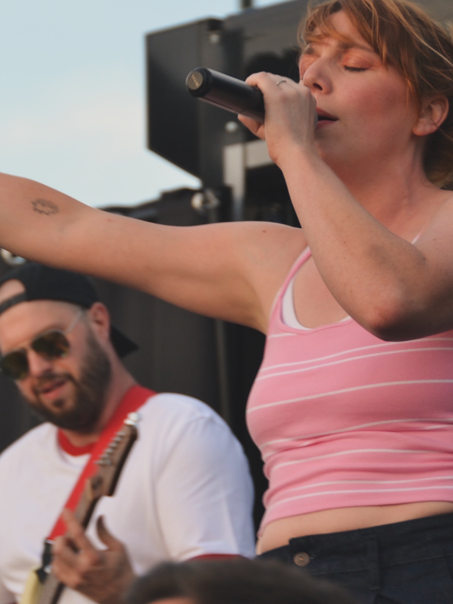 ABI avec son groupe sur scène