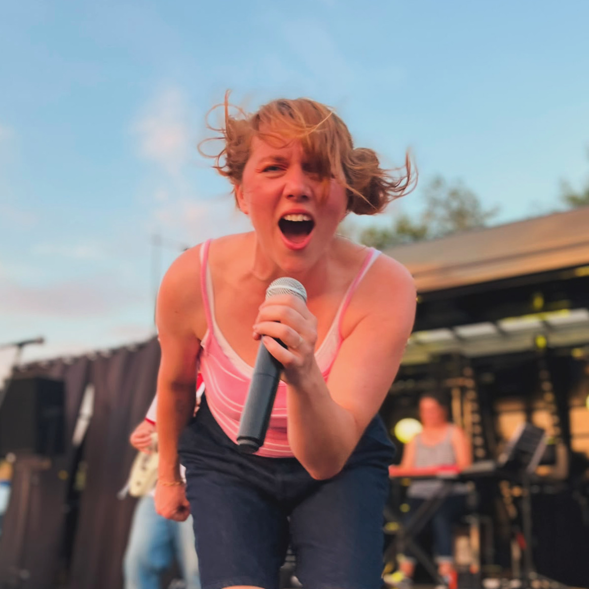 ABI chante face au public