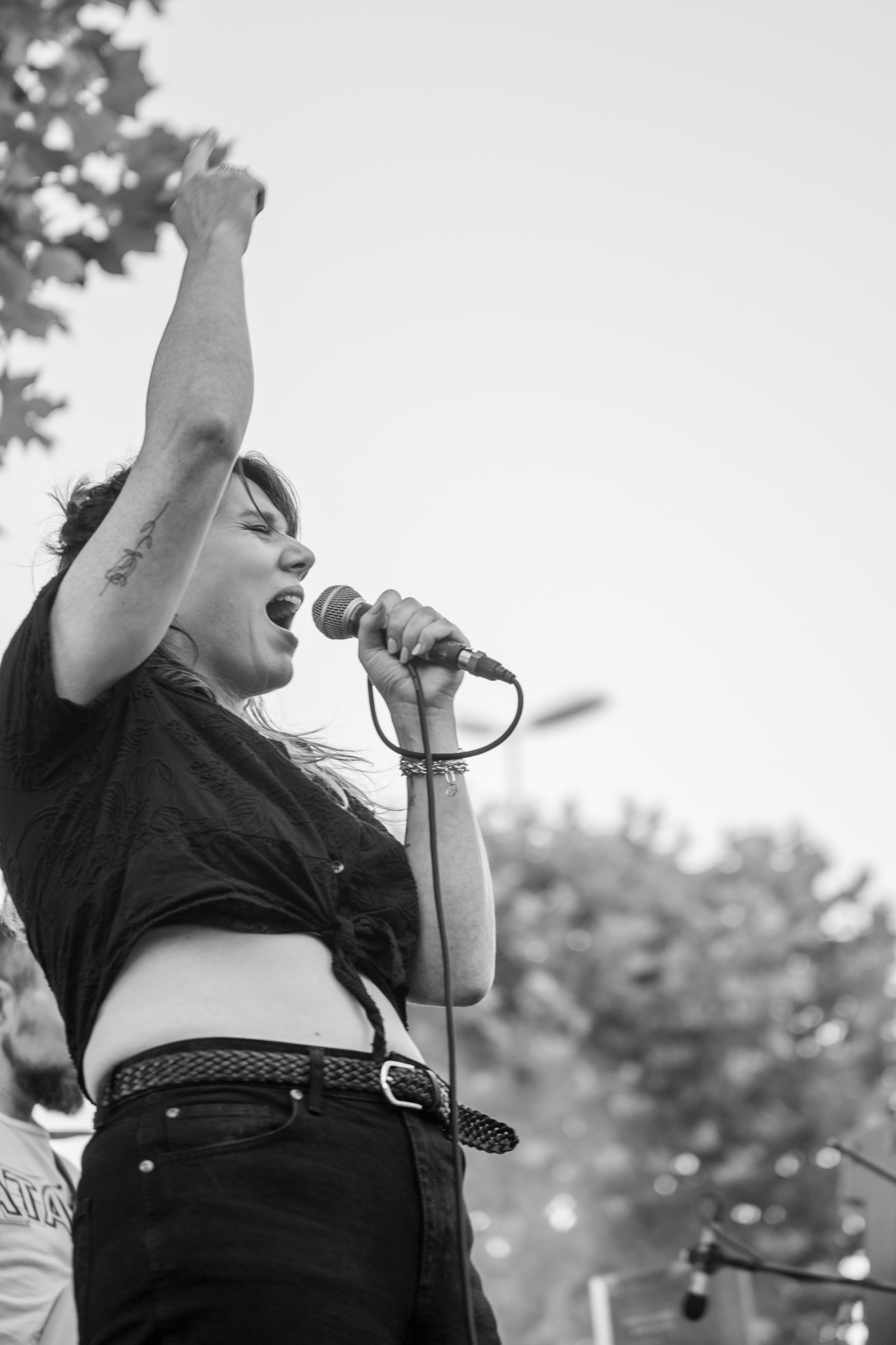ABI au micro en noir et blanc