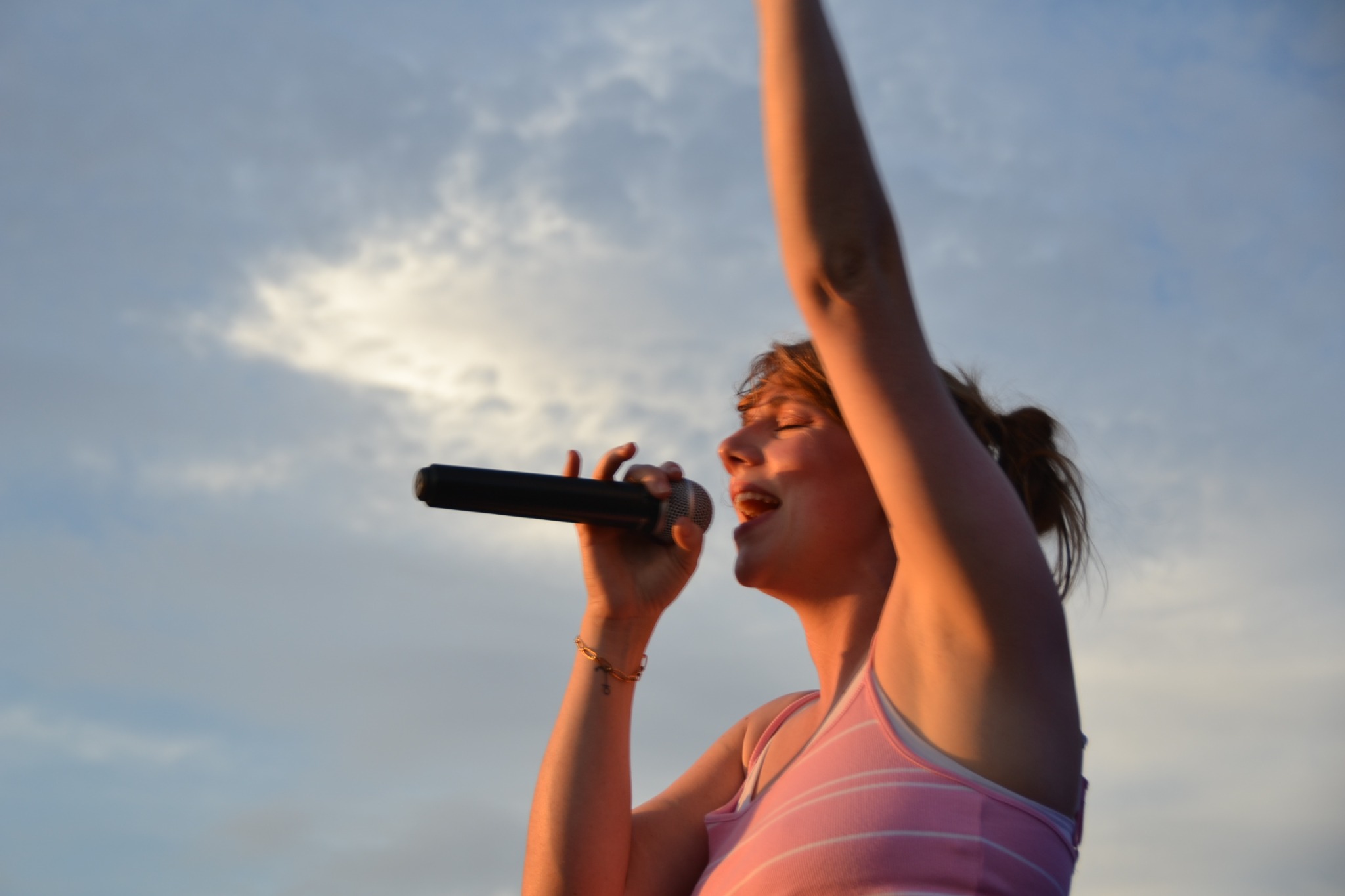 ABI en concert, micro à la main