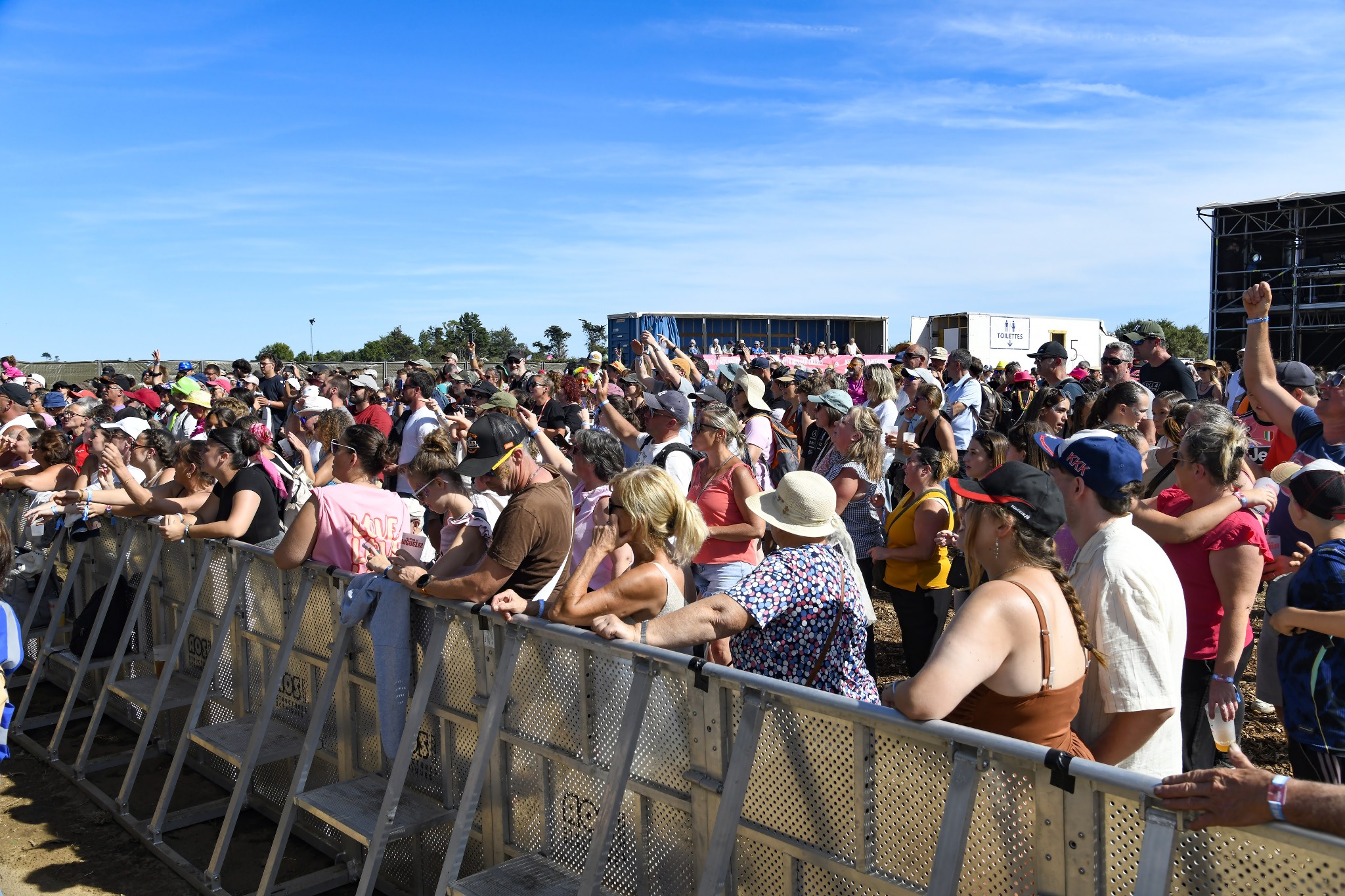 Public du festival devant la scène